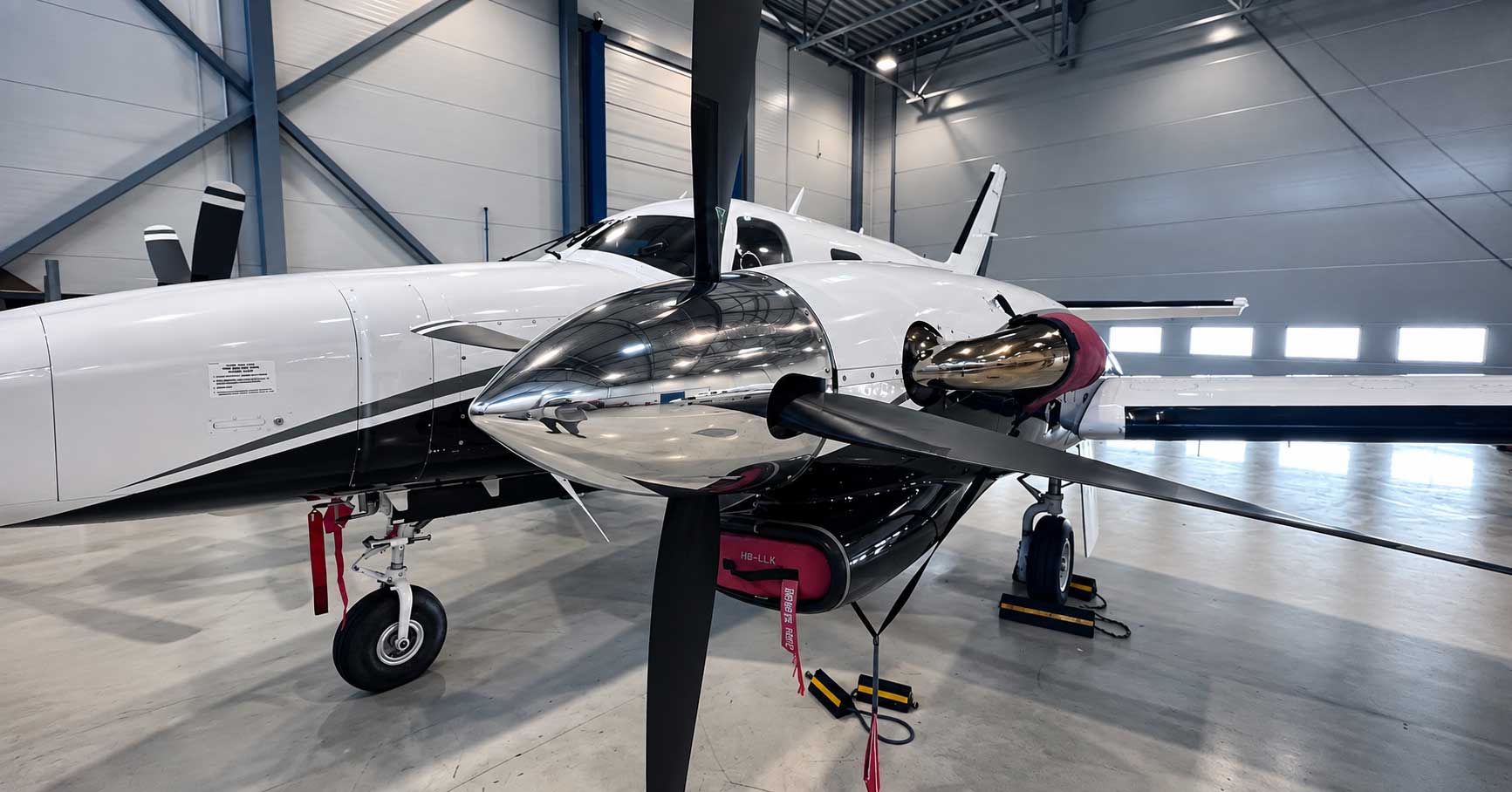Hoolitsetud õhusõiduk angaaris MrCAP Aviation