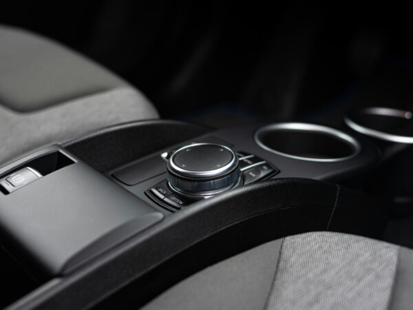 Puhastatud auto salongi detailid